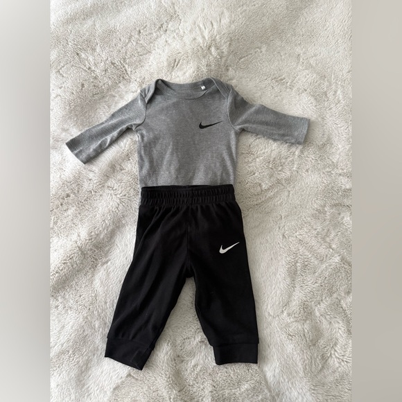 Like New - Infant Nike Outfit - Picture 2 of 5